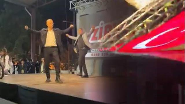 Sahne çöktü! Belediye başkanı saniyelerle kurtuldu... Olay anı kamerada