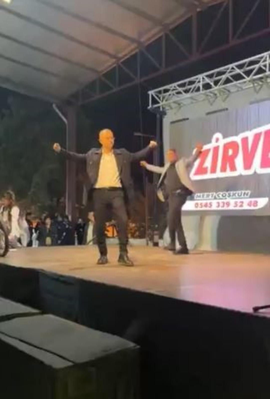 Sahne &ccedil;&ouml;kt&uuml;! Belediye başkanı saniyelerle kurtuldu... Olay anı kamerada 1