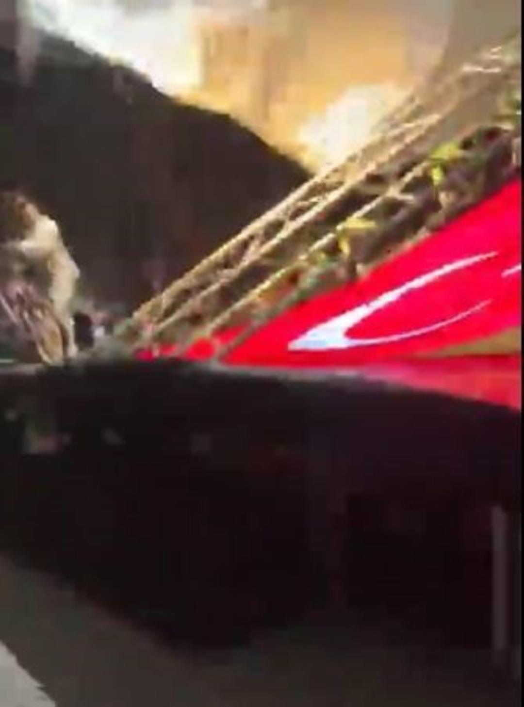 Sahne &ccedil;&ouml;kt&uuml;! Belediye başkanı saniyelerle kurtuldu... Olay anı kamerada 2