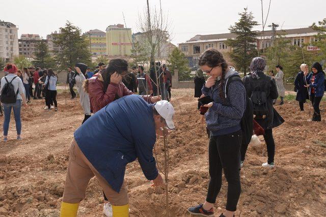 KMÜ’de 180 meyve fidanı toprakla buluşturuldu