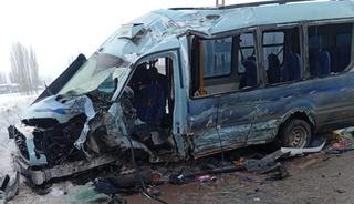 Y&uuml;ksekova&rsquo;da yolcu minib&uuml;s&uuml; ile otob&uuml;s &ccedil;arpıştı: &Ccedil;ok sayıda yaralı var