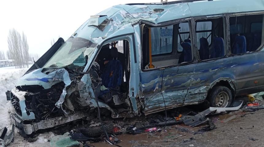 Y&uuml;ksekova&rsquo;da yolcu minib&uuml;s&uuml; ile otob&uuml;s &ccedil;arpıştı: &Ccedil;ok sayıda yaralı var