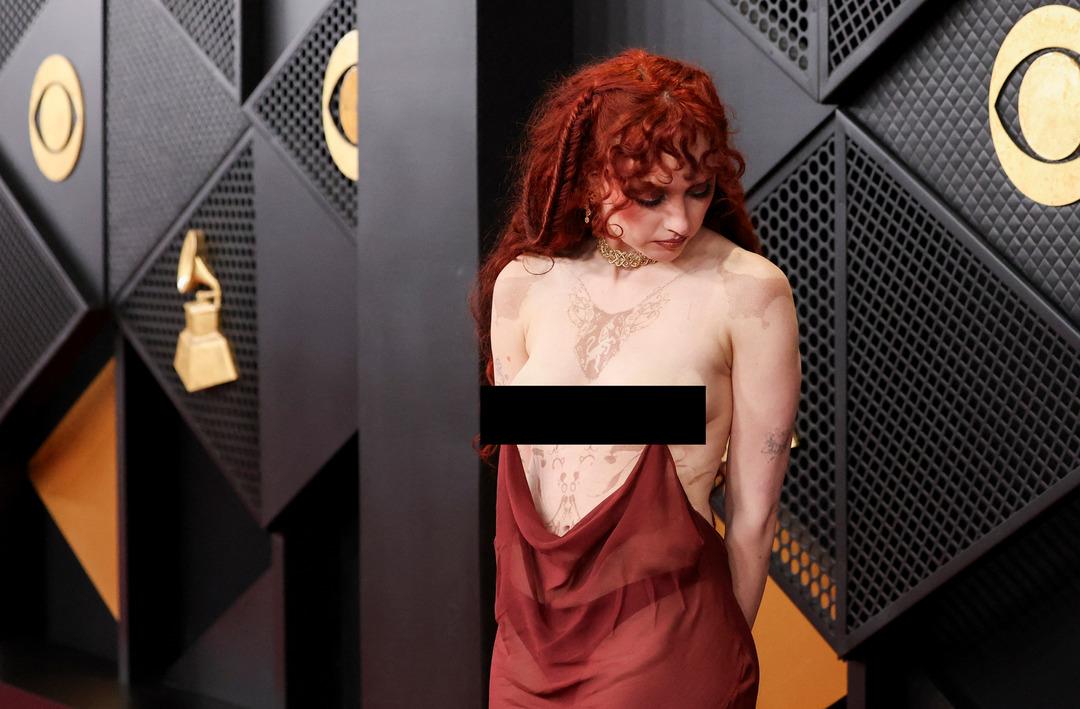 Chappell Roan&rsquo;dan Grammy&rsquo;de olay yaratan cesur tercih! Bianca Censori&rsquo;ye g&ouml;nderme mi? 1