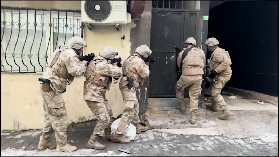 Şanlıurfa da tefecilik yapan organize su&ccedil; &ouml;rg&uuml;t&uuml;ne operasyon! 37 kişi yakalandı 1