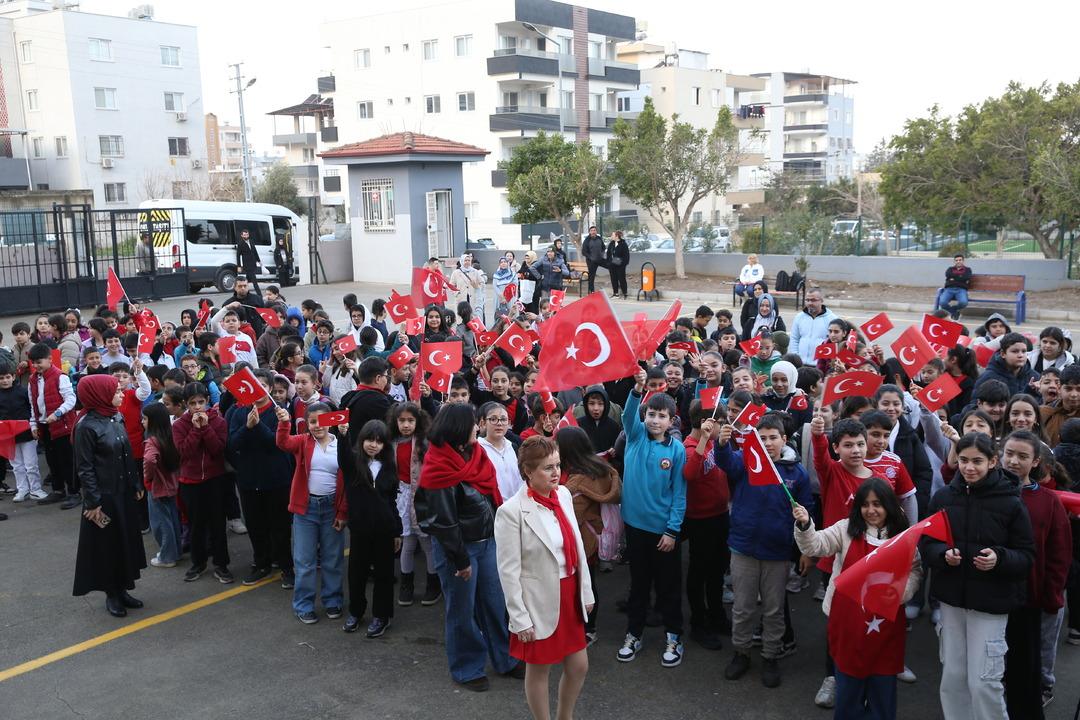 İlk ders zili &ccedil;aldı! Yarıyıl tatili sonrası ilk ders:  Bayrak sevgisi  10