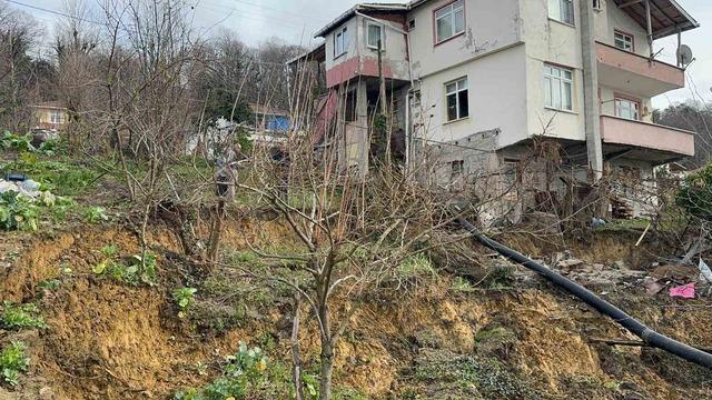Alaplı’da heyelan nedeniyle bir ev çökme riski oluştu 4