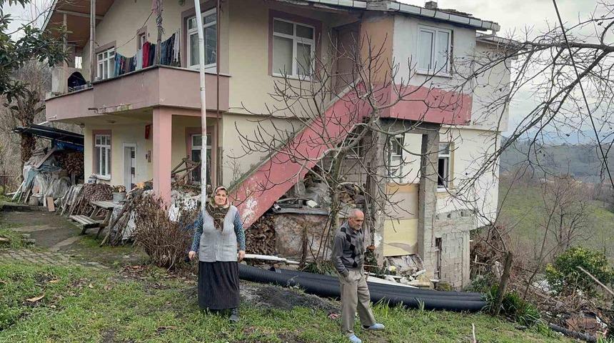 Alaplı&rsquo;da heyelan nedeniyle bir ev &ccedil;&ouml;kme riski oluştu