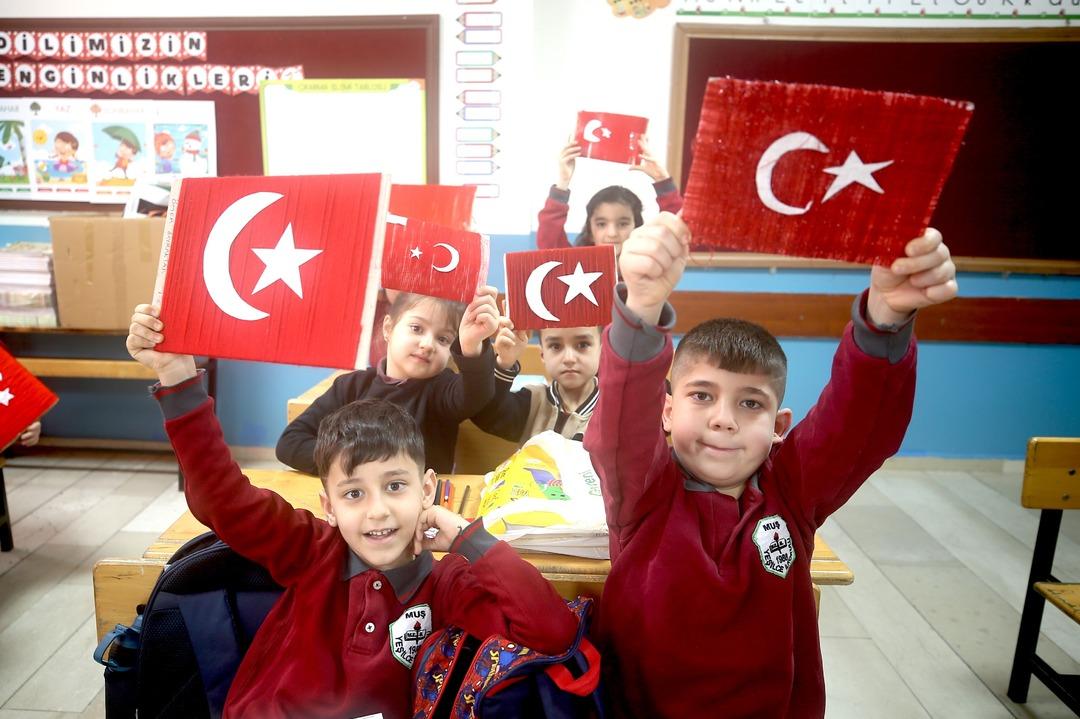 İlk ders zili &ccedil;aldı! Yarıyıl tatili sonrası ilk ders:  Bayrak sevgisi  8