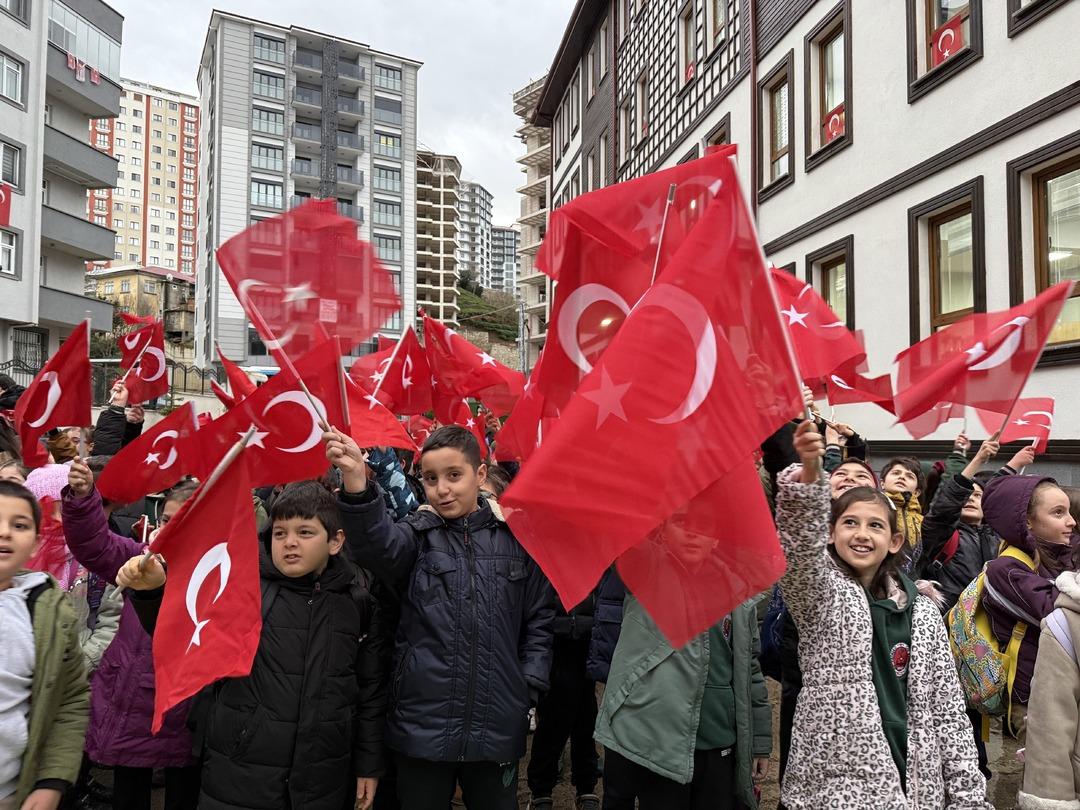 İlk ders zili &ccedil;aldı! Yarıyıl tatili sonrası ilk ders:  Bayrak sevgisi  12
