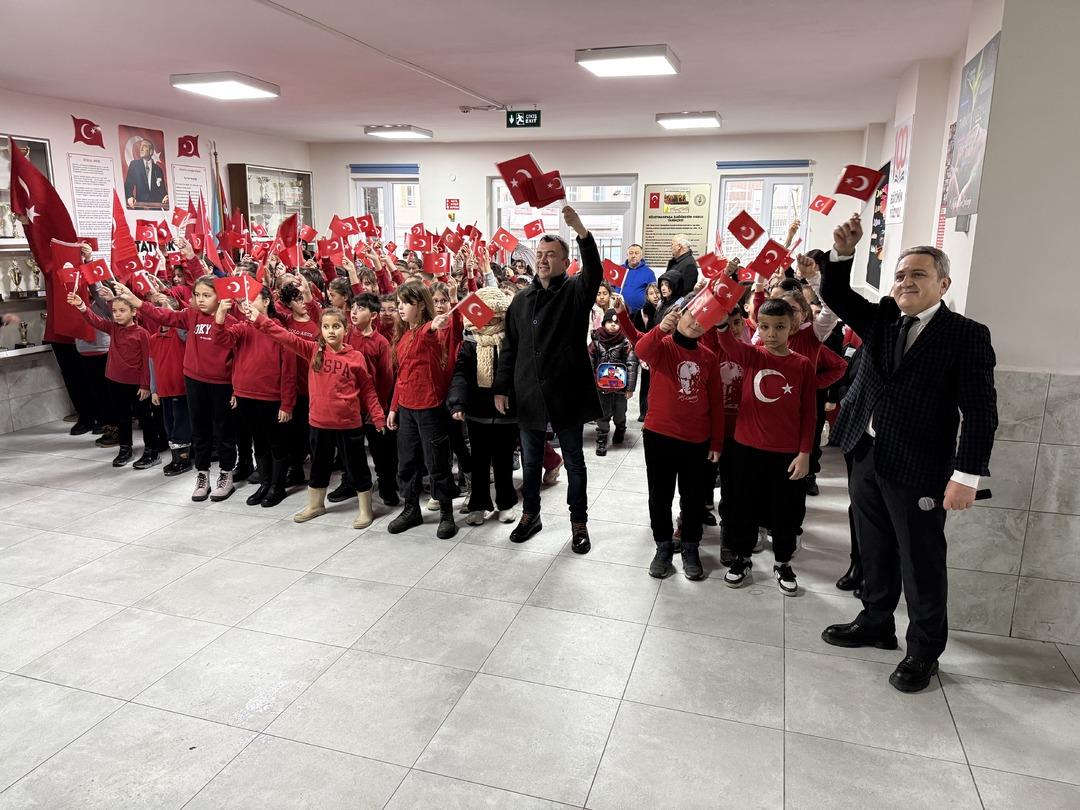 İlk ders zili &ccedil;aldı! Yarıyıl tatili sonrası ilk ders:  Bayrak sevgisi  13