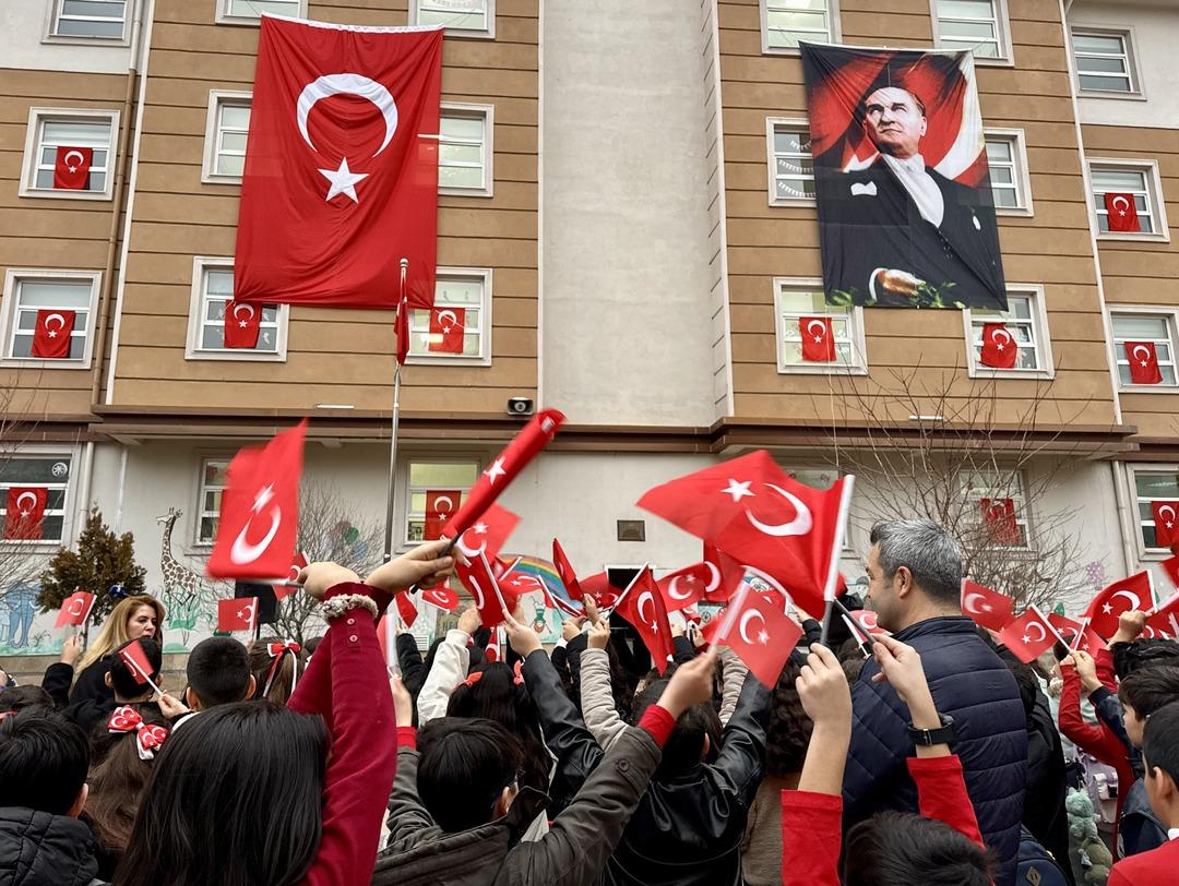 İlk ders zili &ccedil;aldı! Yarıyıl tatili sonrası ilk ders:  Bayrak sevgisi  1
