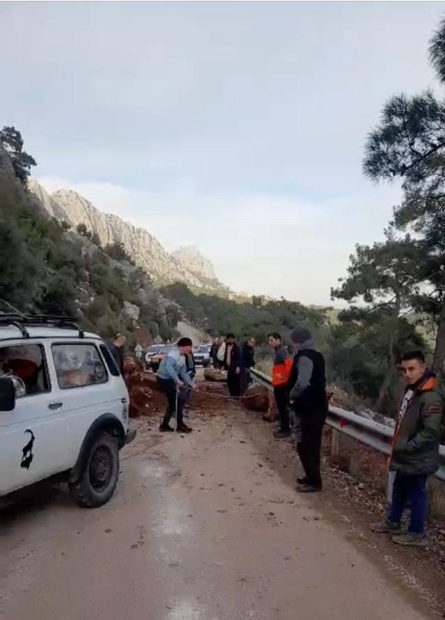 Yola düşen kayaları iple araca bağlayıp çektiler 4