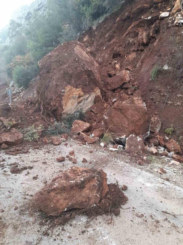 Yola düşen kayaları iple araca bağlayıp çektiler 3