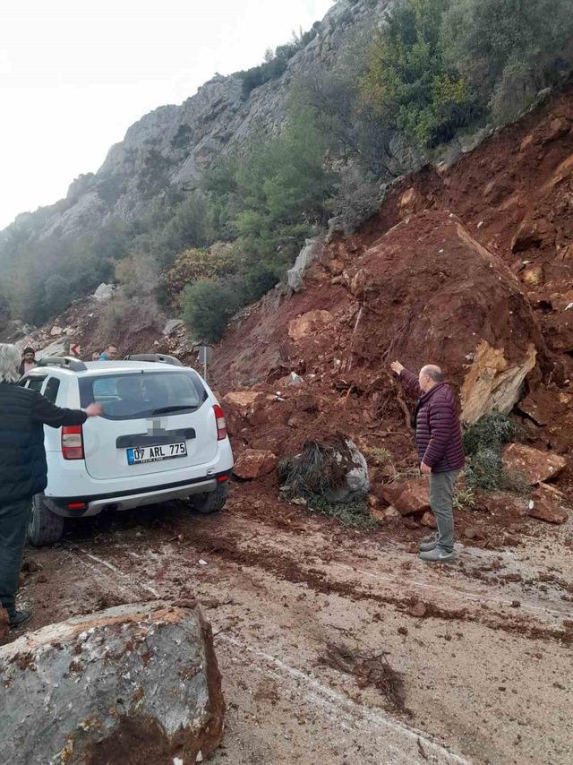 Yola düşen kayaları iple araca bağlayıp çektiler 2