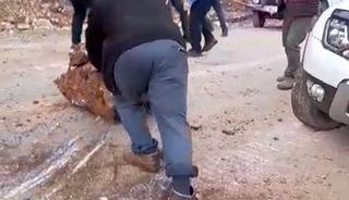 Yola d&uuml;şen kayaları iple araca bağlayıp &ccedil;ektiler