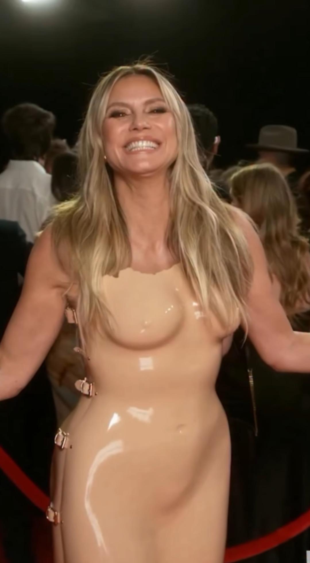 Heidi Klum  yok gibi  kıyafetiyle y&uuml;r&uuml;mekte zorlandı! Bir bakan bir daha baktı 1