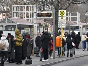 Almanya'da yeni grev dalgası toplu ulaşımı durma noktasına getirdi