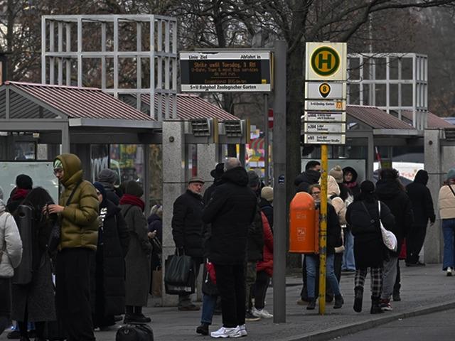 Almanya'da yeni grev dalgası toplu ulaşımı durma noktasına getirdi