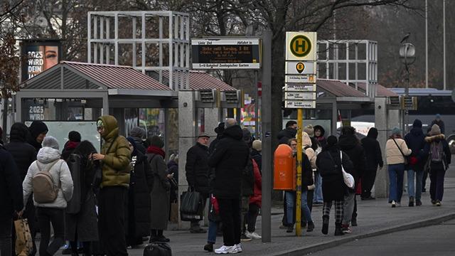 Almanya'da yeni grev dalgası toplu ulaşımı durma noktasına getirdi