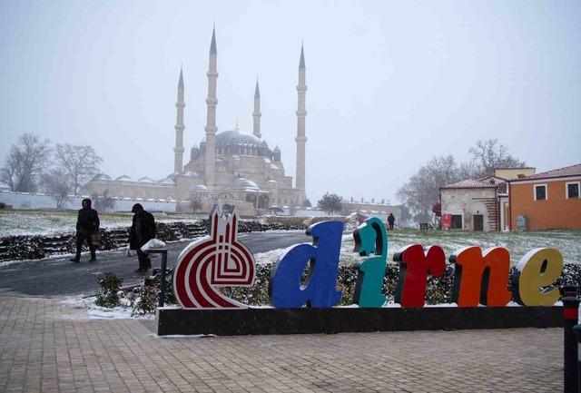 Balkanlardan gelen soğuk hava Edirne&rsquo;yi beyaza b&uuml;r&uuml;d&uuml; 8