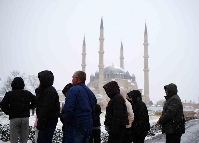 Balkanlardan gelen soğuk hava Edirne&rsquo;yi beyaza b&uuml;r&uuml;d&uuml; 6