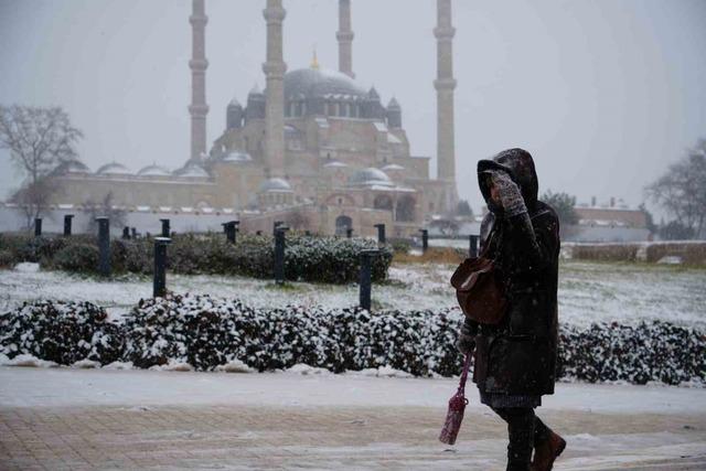 Balkanlardan gelen soğuk hava Edirne&rsquo;yi beyaza b&uuml;r&uuml;d&uuml; 5