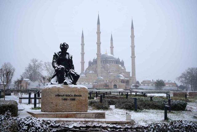 Balkanlardan gelen soğuk hava Edirne&rsquo;yi beyaza b&uuml;r&uuml;d&uuml; 4