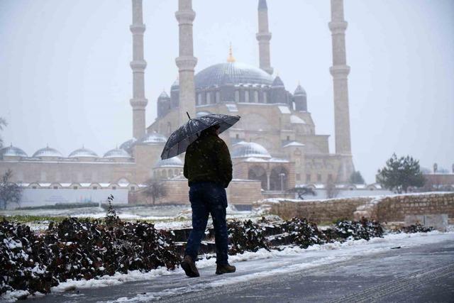 Balkanlardan gelen soğuk hava Edirne&rsquo;yi beyaza b&uuml;r&uuml;d&uuml; 3
