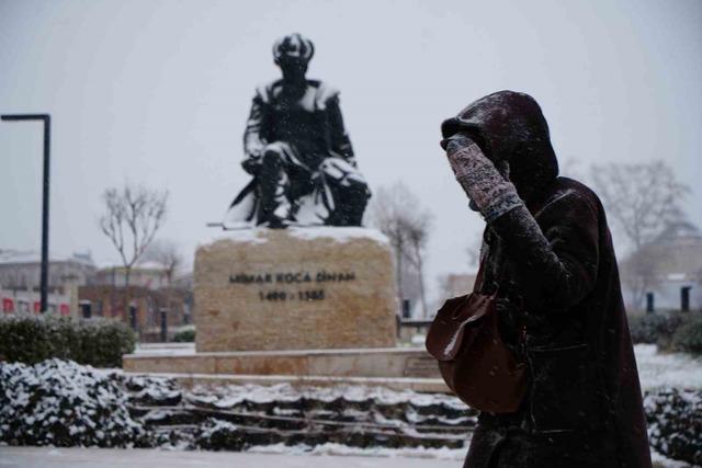 Balkanlardan gelen soğuk hava Edirne&rsquo;yi beyaza b&uuml;r&uuml;d&uuml; 2