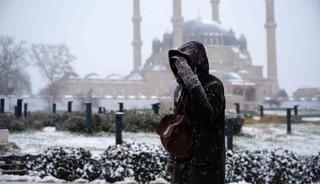 Balkanlardan gelen soğuk hava Edirne&rsquo;yi beyaza b&uuml;r&uuml;d&uuml;