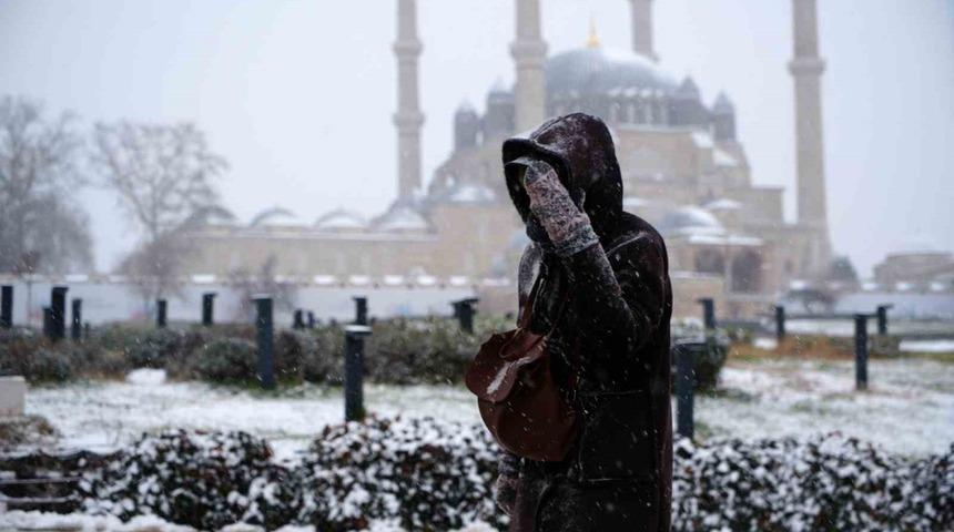 Balkanlardan gelen soğuk hava Edirne&rsquo;yi beyaza b&uuml;r&uuml;d&uuml;