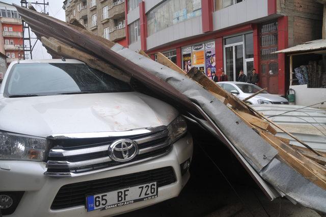 Yüksekova'da fırtına çatıları uçurdu: 1 yaralı
