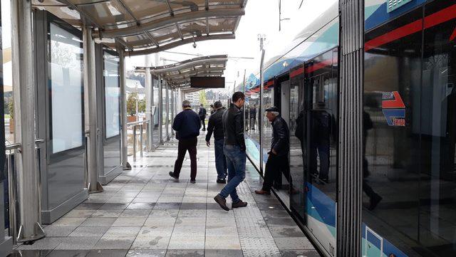 İzmir'de Konak tramvayı yolculu seferlere başladı