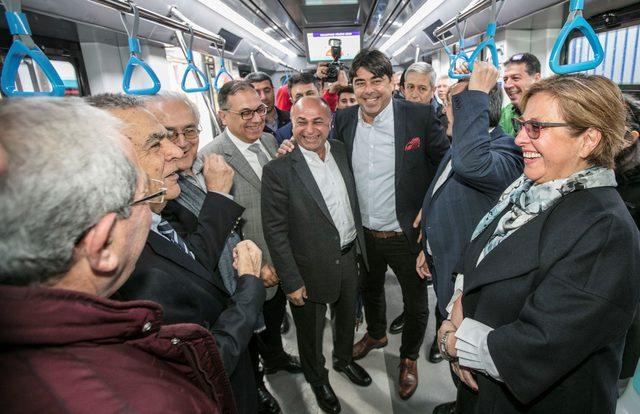 İzmir'de Konak tramvayı yolculu seferlere başladı