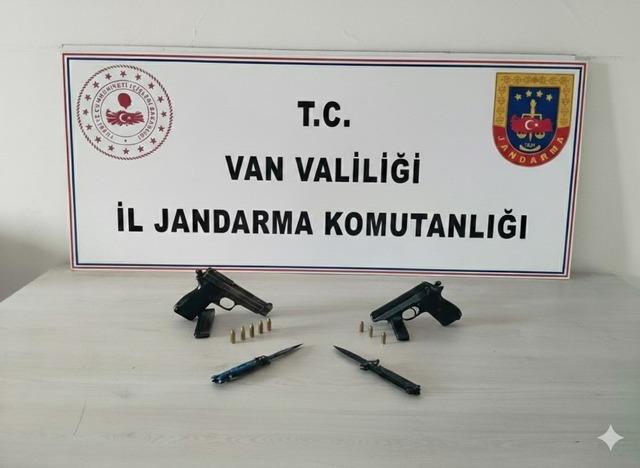 Van&rsquo;da silah ve ka&ccedil;ak sigara ele ge&ccedil;irildi 2