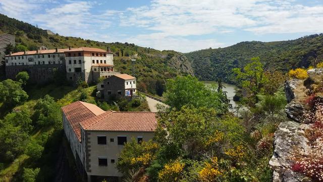 İstanbul'da bir daire fiyatına İspanya'dan köy satın aldılar: İçinde yok yok!