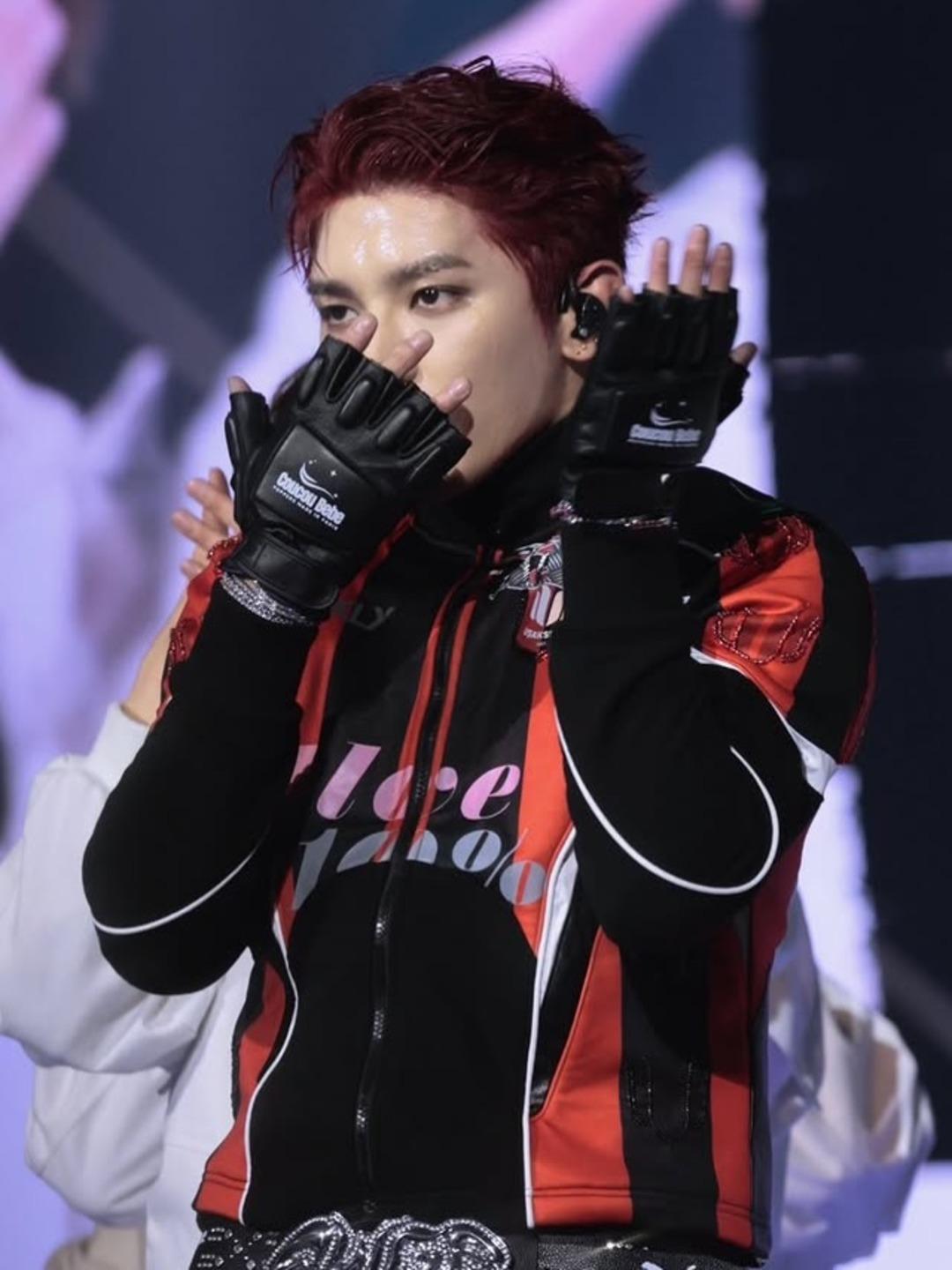 D&uuml;nyaca &uuml;nl&uuml; rap&ccedil;inin ceketindeki Uşakspor detayı dikkat &ccedil;ekti! Fiyatı şaşkınlık yarattı 2