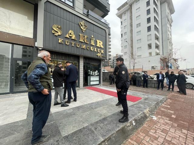 Şanlıurfa daki kuyumcu soygununa ilişkin yakalanan 6 ş&uuml;pheli adliyeye sevk edildi 1