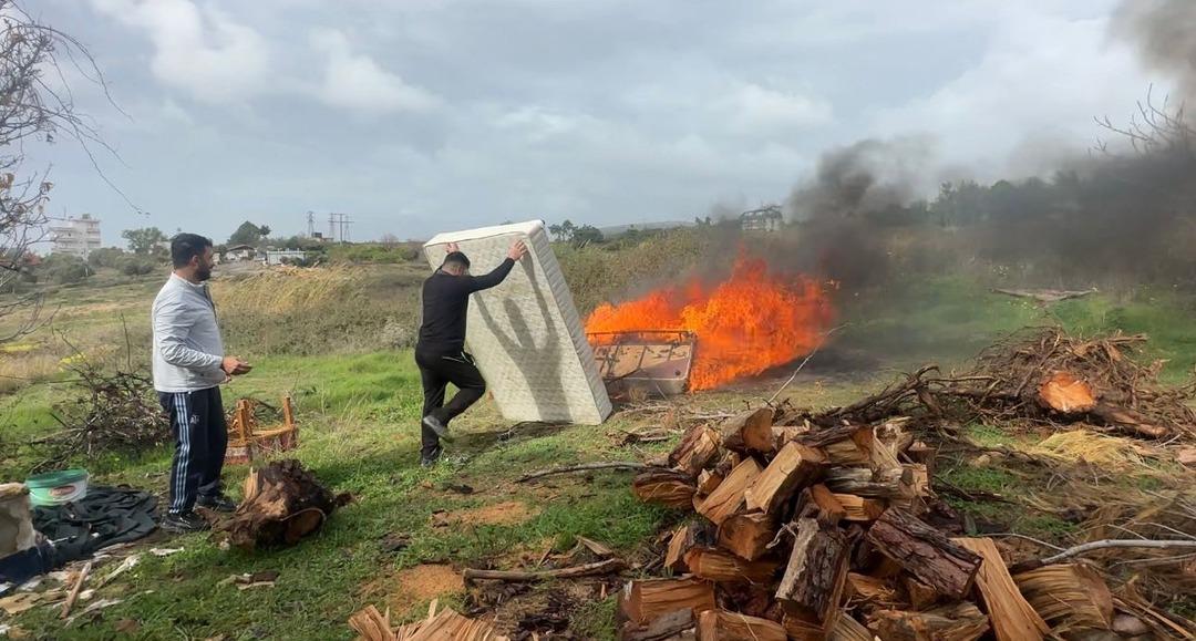 Personele sinirlendi, "Kullanan zehirlenir" dediği b&uuml;t&uuml;n eşyaları sinirlenip yaktı!  1