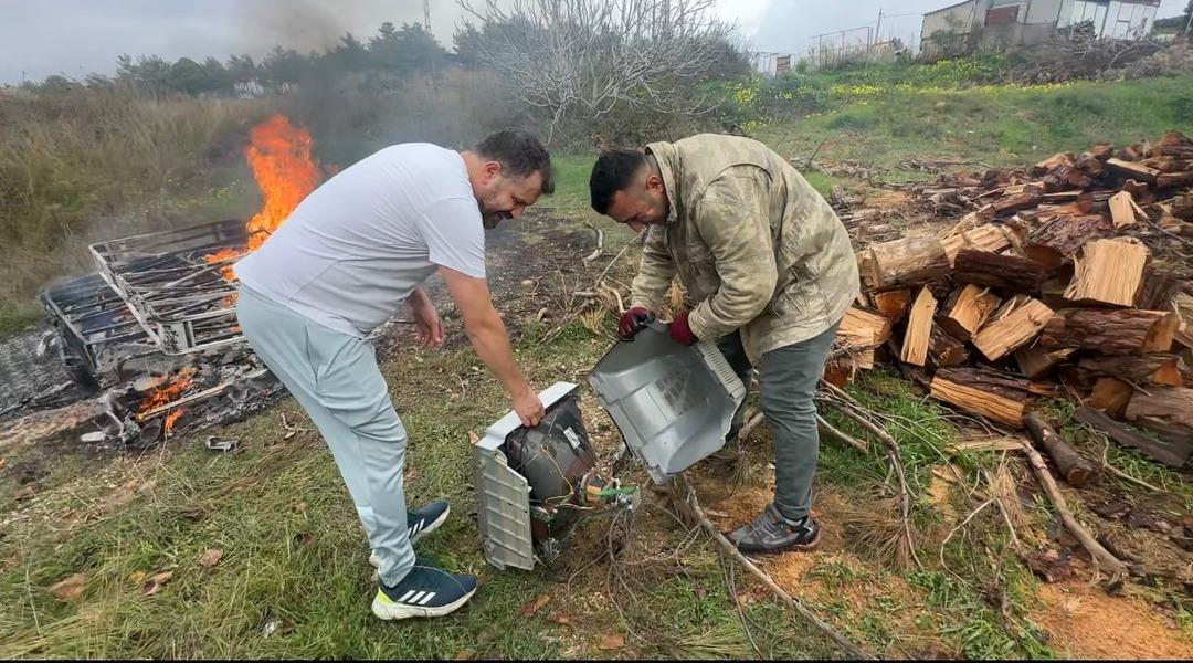 Personele sinirlendi, "Kullanan zehirlenir" dediği b&uuml;t&uuml;n eşyaları sinirlenip yaktı!  4