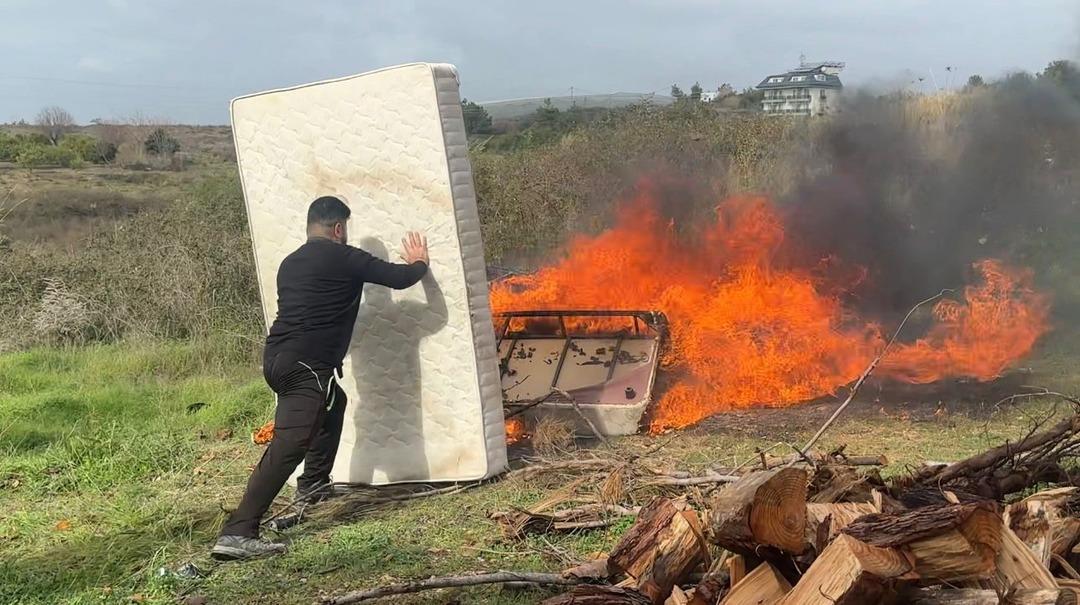 Personele sinirlendi, "Kullanan zehirlenir" dediği b&uuml;t&uuml;n eşyaları sinirlenip yaktı!  6