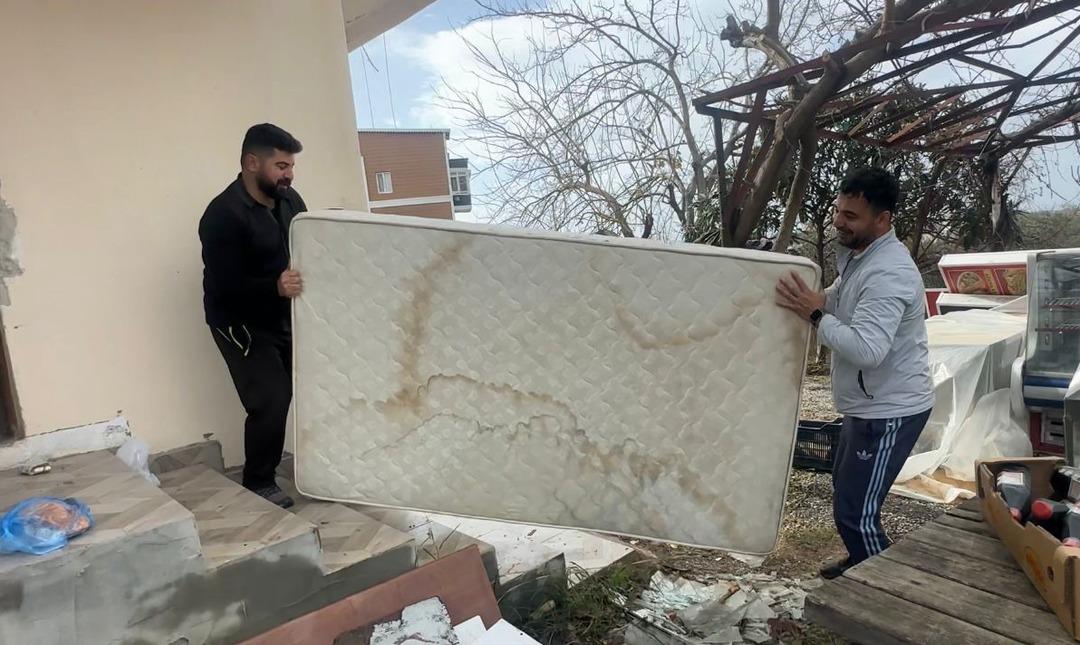 Personele sinirlendi, "Kullanan zehirlenir" dediği b&uuml;t&uuml;n eşyaları sinirlenip yaktı!  7