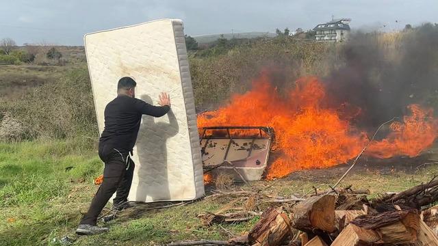 Personele sinirlendi, Kullanan zehirlenir dediği bütün eşyaları sinirlenip yaktı! 