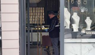 Film gibi soygun: Kar maskeli hırsızlar kuyumcuyu soydu! 1 polis yaralandı