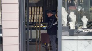 Film gibi soygun: Kar maskeli hırsızlar kuyumcuyu soydu! 1 polis yaralandı