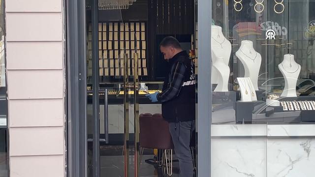Film gibi soygun: Kar maskeli hırsızlar kuyumcuyu soydu! 1 polis yaralandı