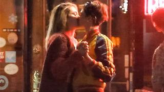 Cara Delevingne ile Paris Jackson dudak dudağa yakalandı!