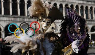 Kost&uuml;mlerle sokaklara &ccedil;ıktılar