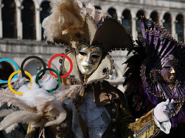 Kost&uuml;mlerle sokaklara &ccedil;ıktılar