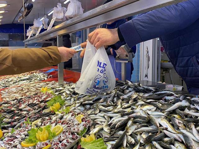 Balık tezgahlarında hamsi yok, vatandaş diğer balıklara y&ouml;neldi!